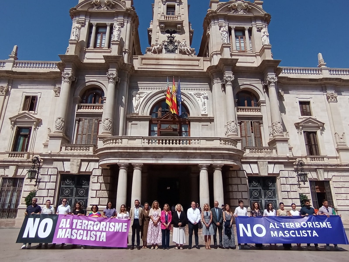 Minuto de silencio contra la violencia machista frente al Ayuntamiento de Valencia